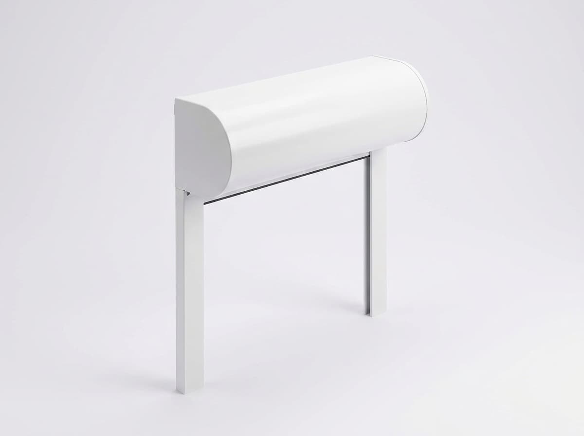 Halbrunder weißer Rollladenkasten mit Führungsschienen